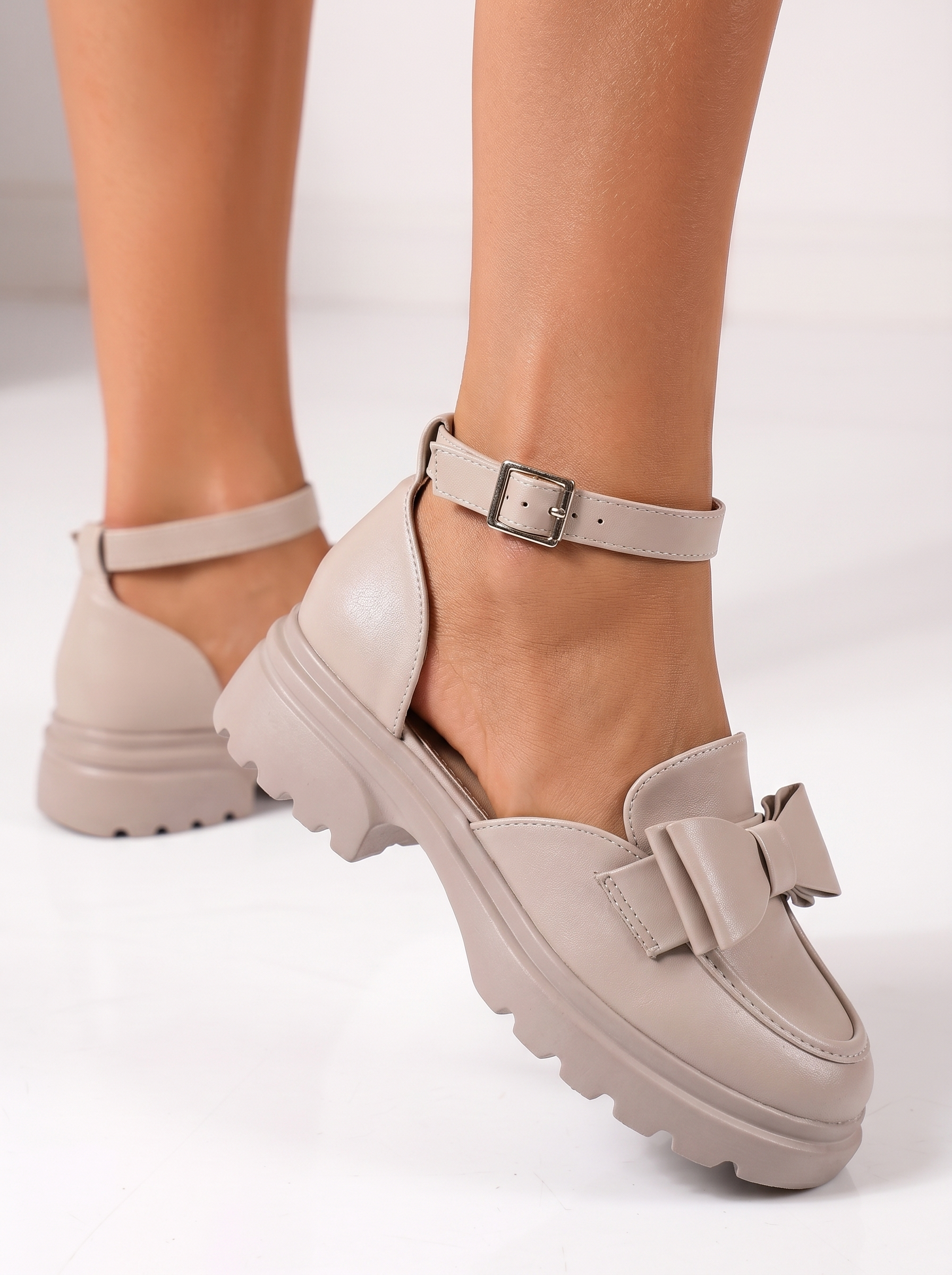 Női bézs színű, ekológikus bőrből készült alkalmi cipő Maris #24993