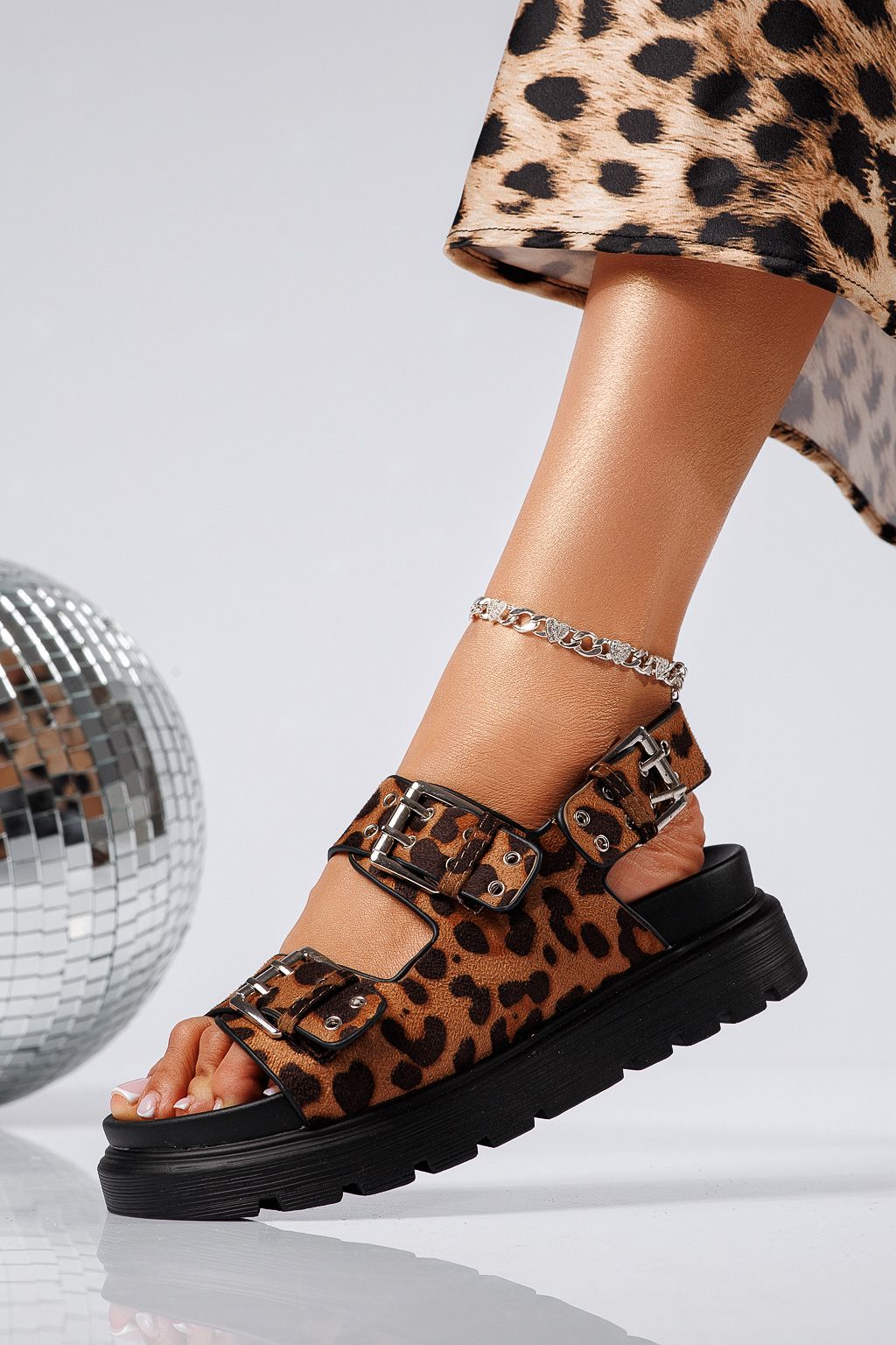 Női leopárd platform szandál ökobőr velúrból Amara #25228