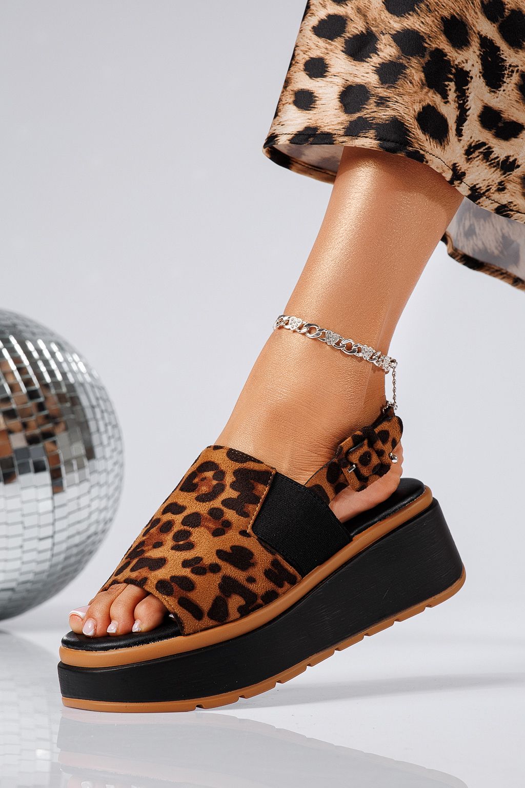 Női leopárd platform szandál ökobőr velúrból Amelia #25231