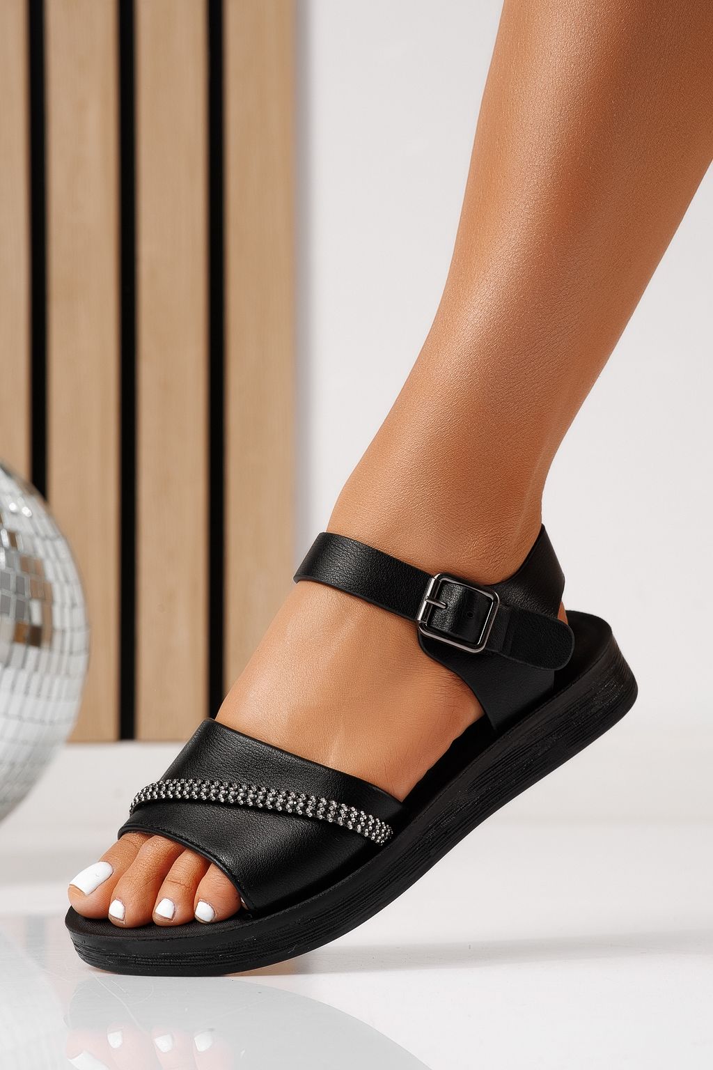 Női alacsony sarkú szandálok fekete öko bőrből készült Liora #25123