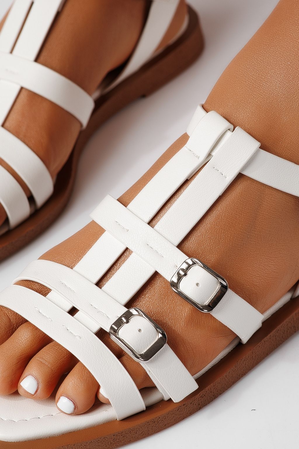 Női alacsony sarkú szandálok fehér öko bőrből készült Azura #25164