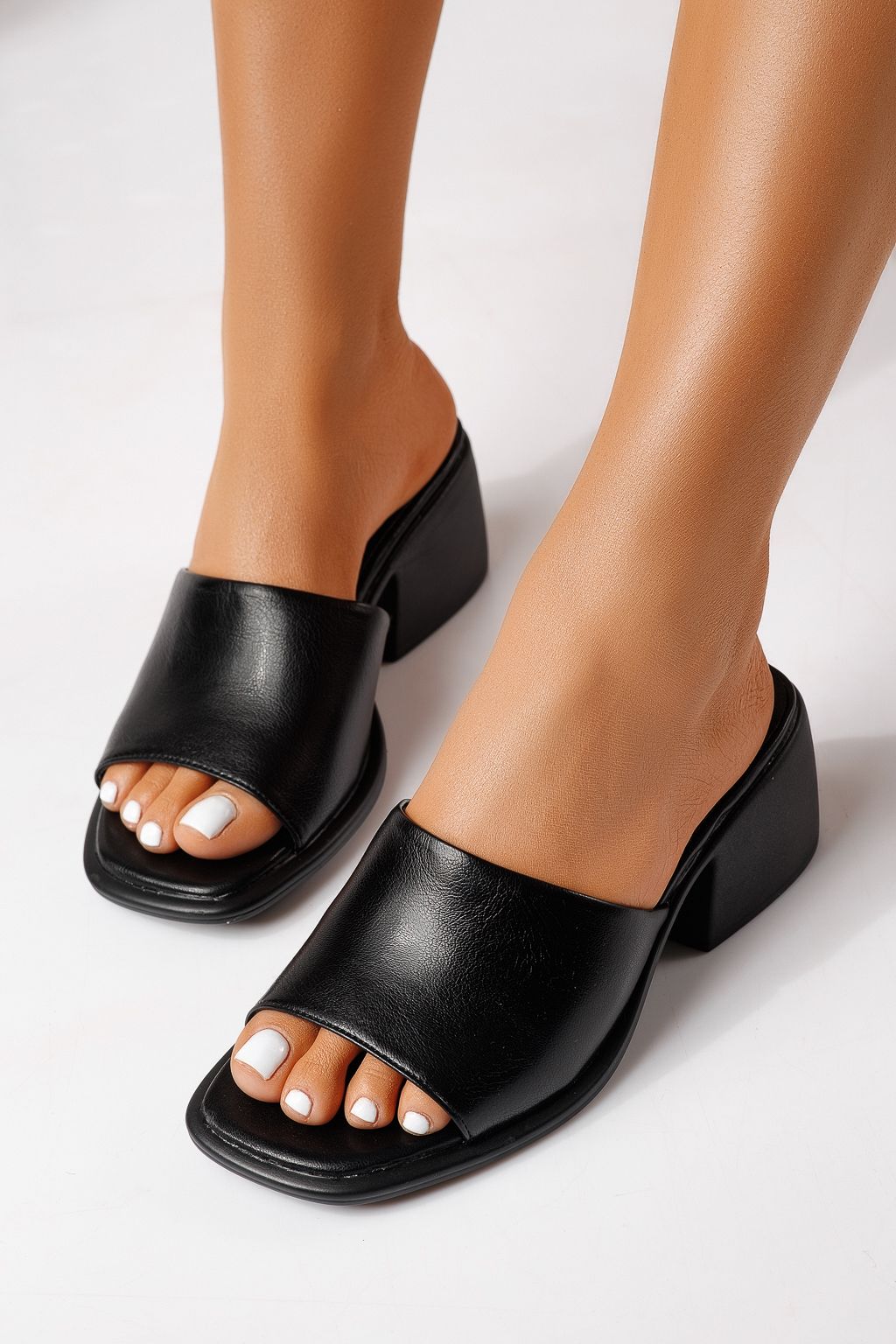 Női magas sarkú papucs fekete öko bőrből készült Indira #25170