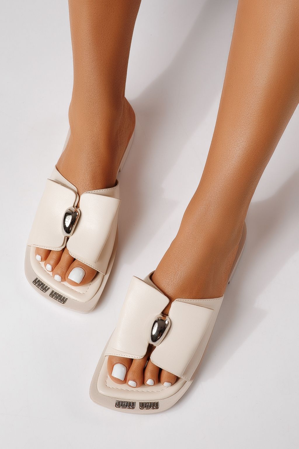 Női alacsony sarkú szandálok bézs öko bőrből készült Amaris #25167