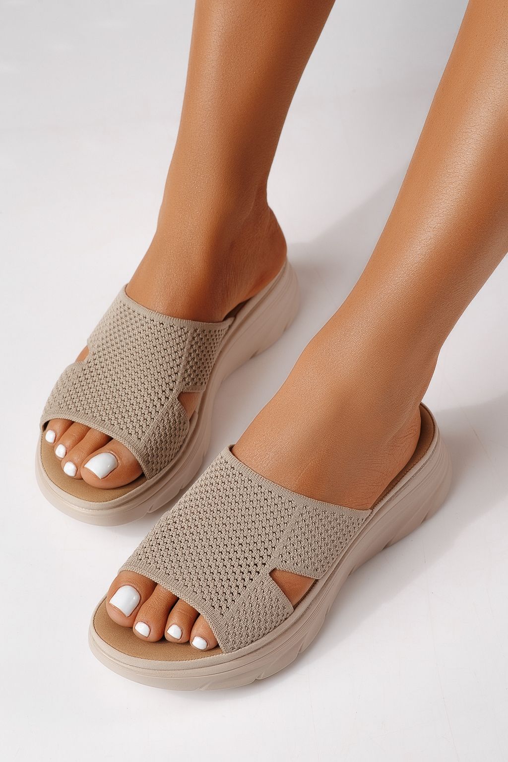 Női papucsok bézs textil anyagból készült Iria #25029