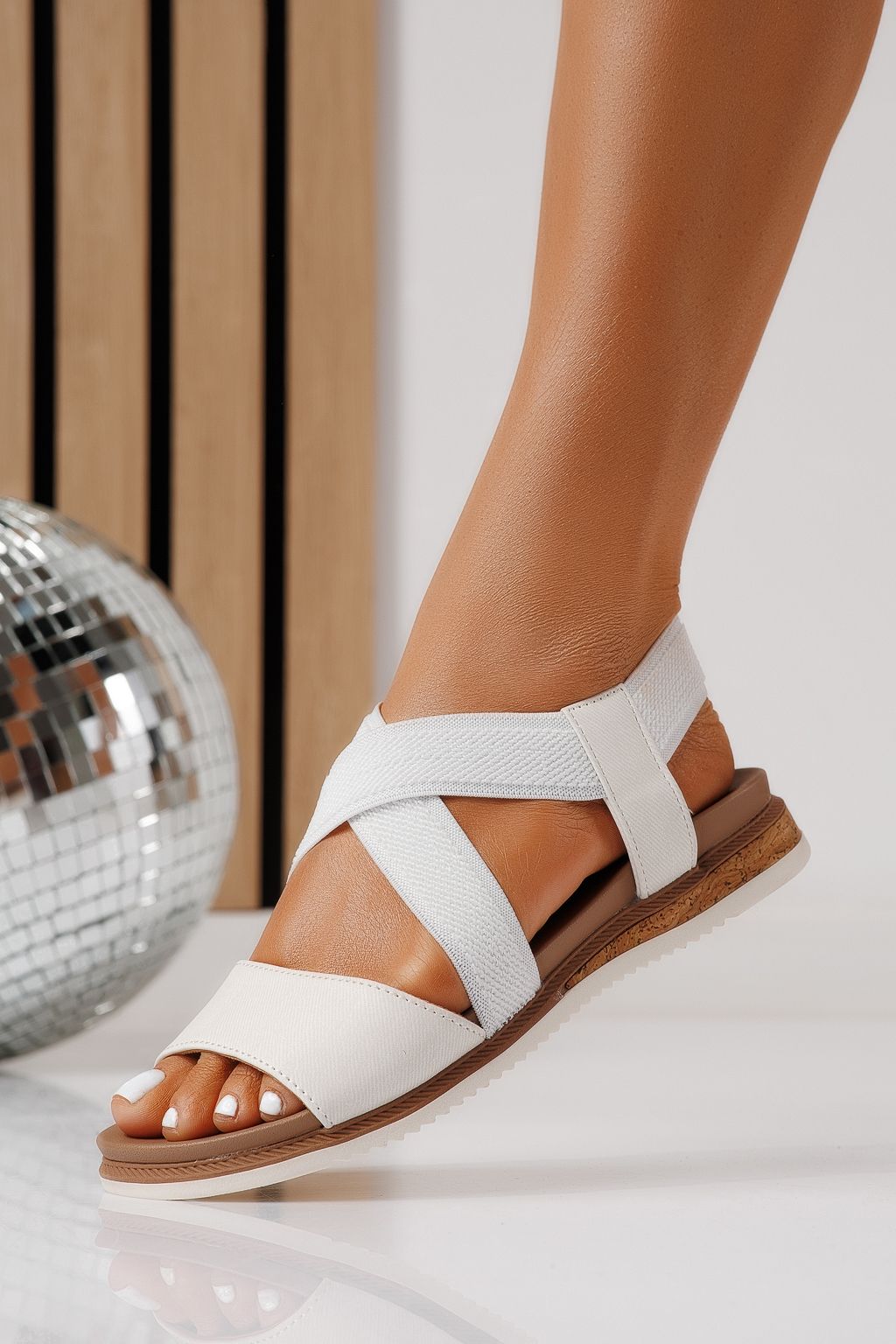 Női alacsony sarkú szandálok fehér öko bőrből készült Yara #25155