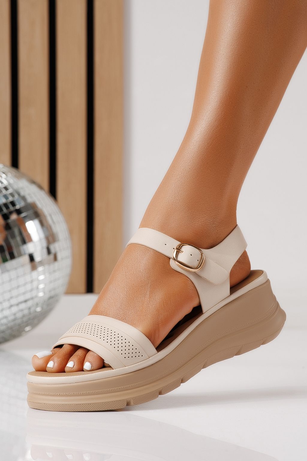 Női platform szandálok bézs öko bőrből készült Gisela #25026