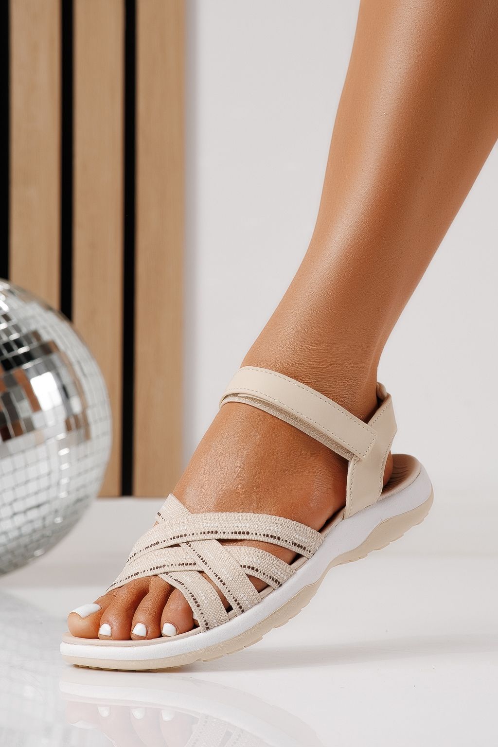 Női alacsony sarkú szandálok bézs textil anyagból készült Mireya #25138