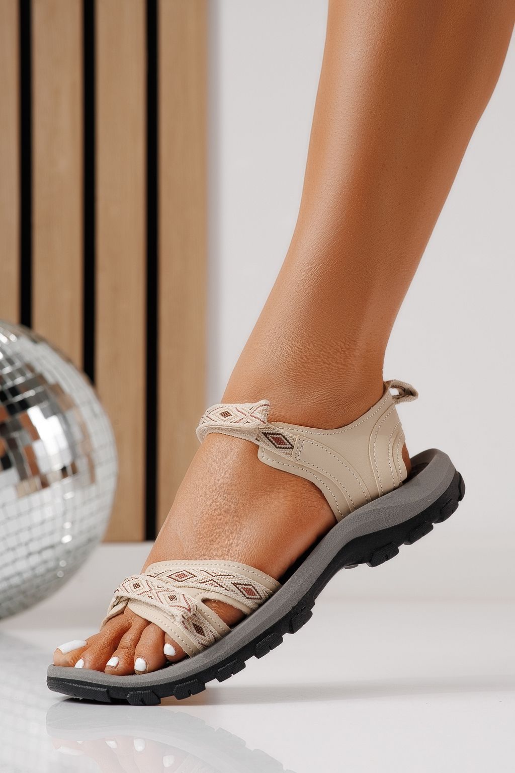 Női alacsony sarkú szandálok bézs textil anyagból készült Kaida #25140