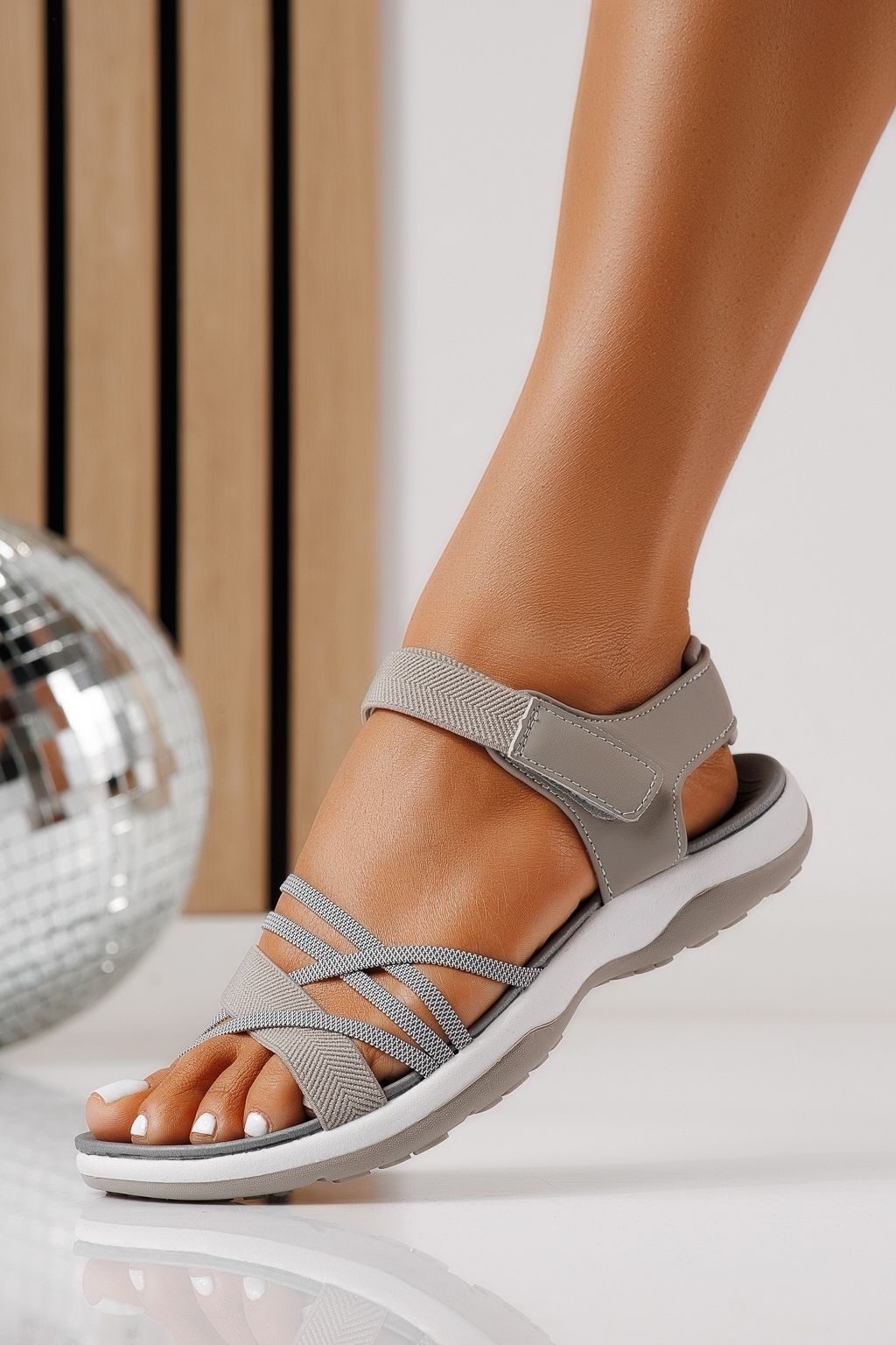 Női alacsony sarkú szandálok szürke textil anyagból készült Calista #25148