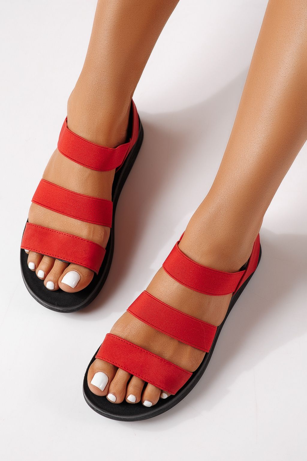 Női alacsony sarkú szandálok piros öko velúrból készült Liora #25125