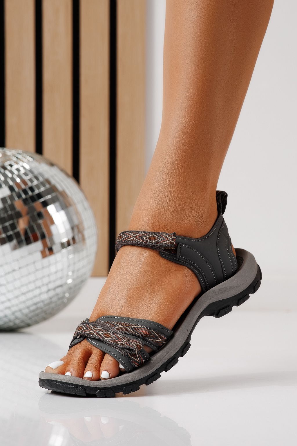 Női alacsony sarkú szandálok szürke textil anyagból készült Kaida #25141