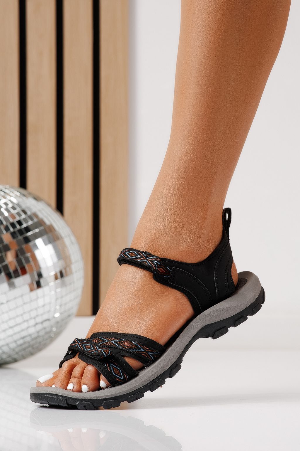 Női alacsony sarkú szandálok fekete textil anyagból készült Kaida #25143