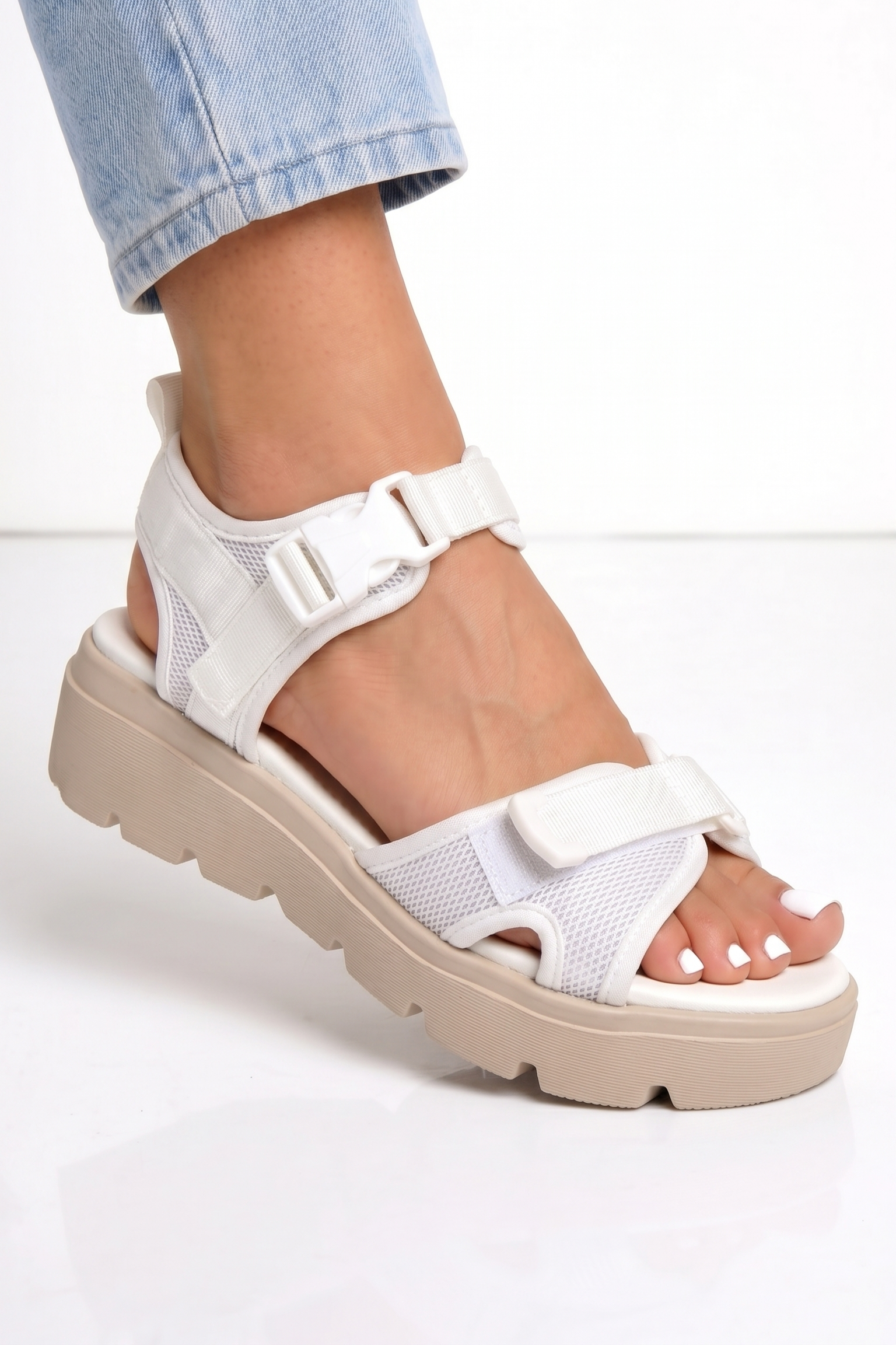 Női platform szandálok fehér textil anyagból készült Grace #25364