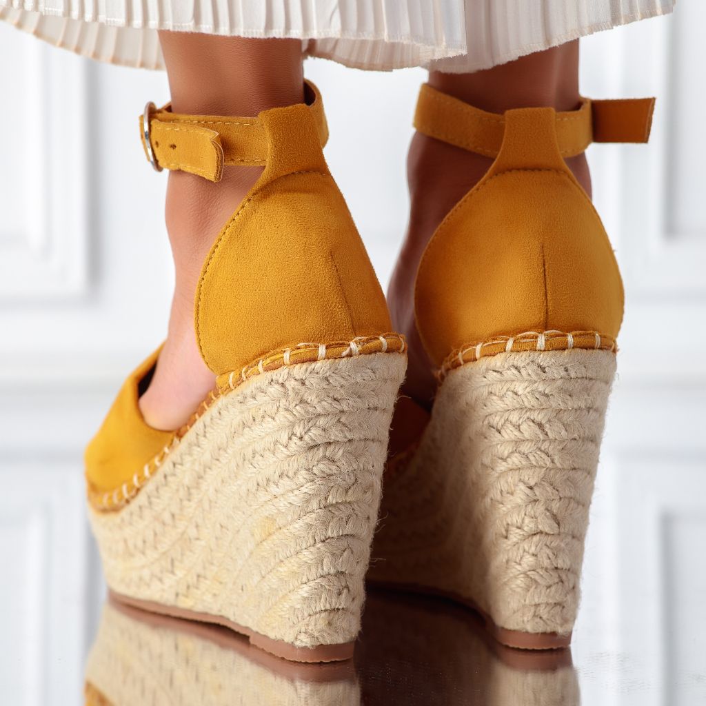 Дамски сандали на платформа Alecsa жълт #11306