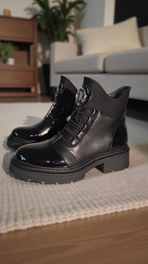 Női csizma szőrmével fekete lakkozott ökológiai bőrből készült Nami #23056