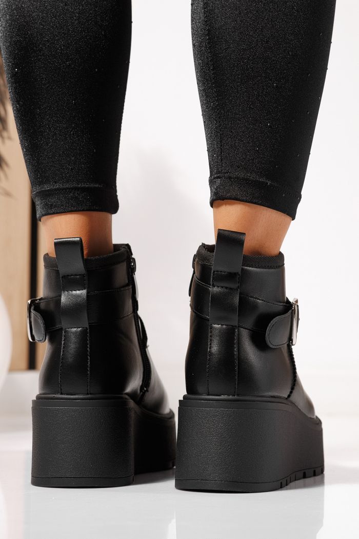 Női szőrmével bélelt csizma fekete öko bőrből készült June #23084