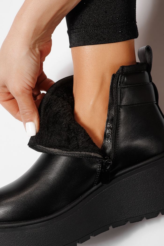 Női szőrmével bélelt csizma fekete öko bőrből készült June #23084