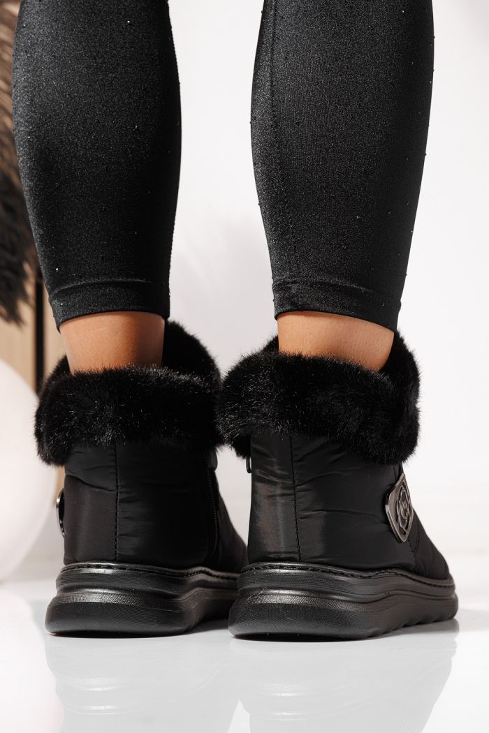 Női szőrmével bélelt csizma fekete susogós anyagból Adelina #23063
