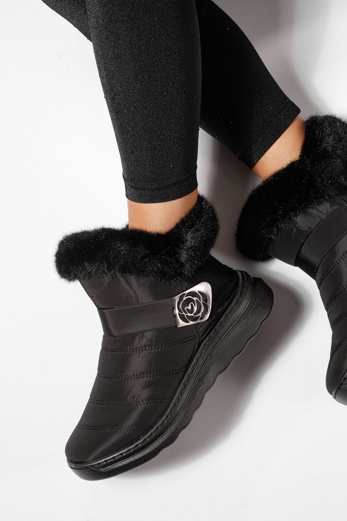 Női szőrmével bélelt csizma fekete susogós anyagból Adelina #23063