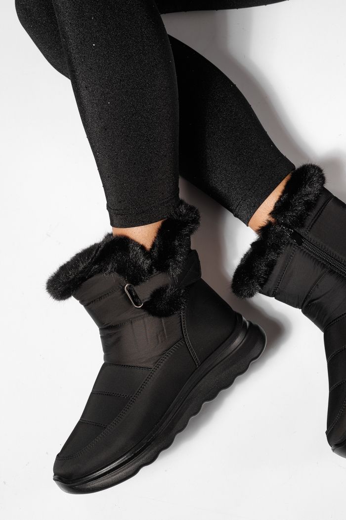 Női szőrmével bélelt csizma fekete susogós anyagból Amelia #23065
