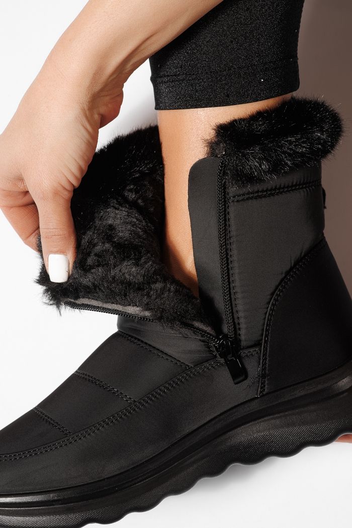 Női szőrmével bélelt csizma fekete susogós anyagból Amelia #23065