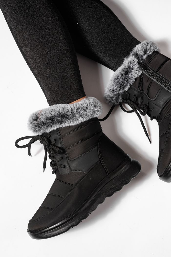 Női szőrmével bélelt csizma fekete susogós anyagból Alessia #23066