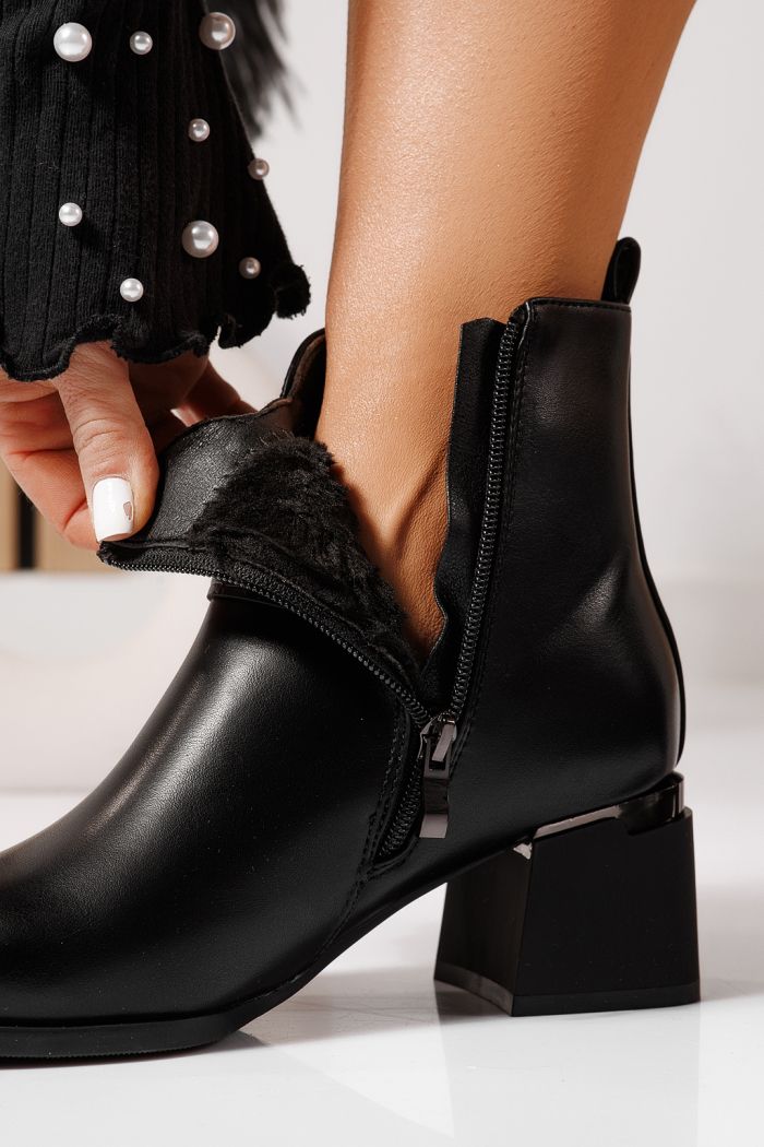 Női szőrmével bélelt bokacsizma fekete öko bőrből készült Carla #23070