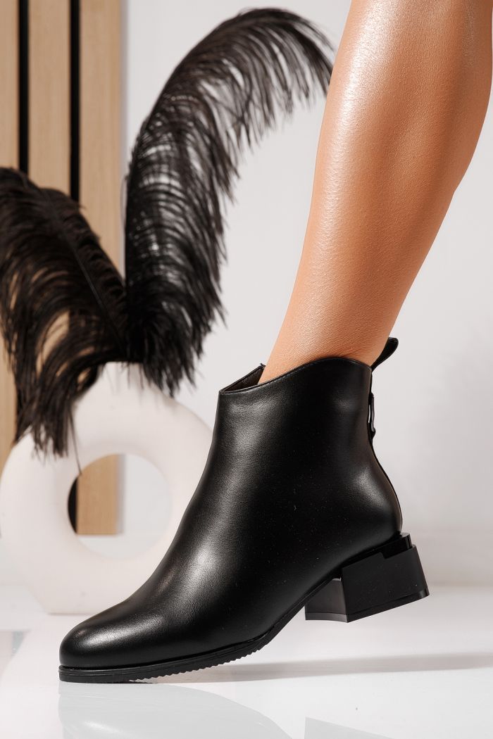 Női szőrmével bélelt bokacsizma fekete öko bőrből készült Aurora #23058