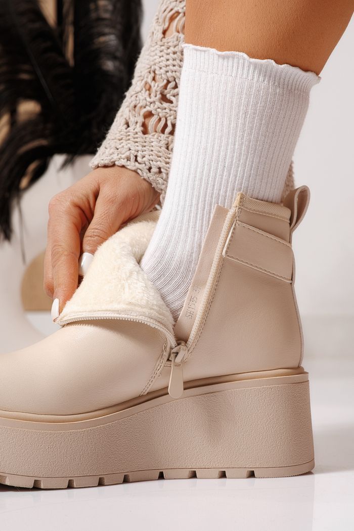 Női szőrmével bélelt csizma bézs öko bőrből készült June #23085