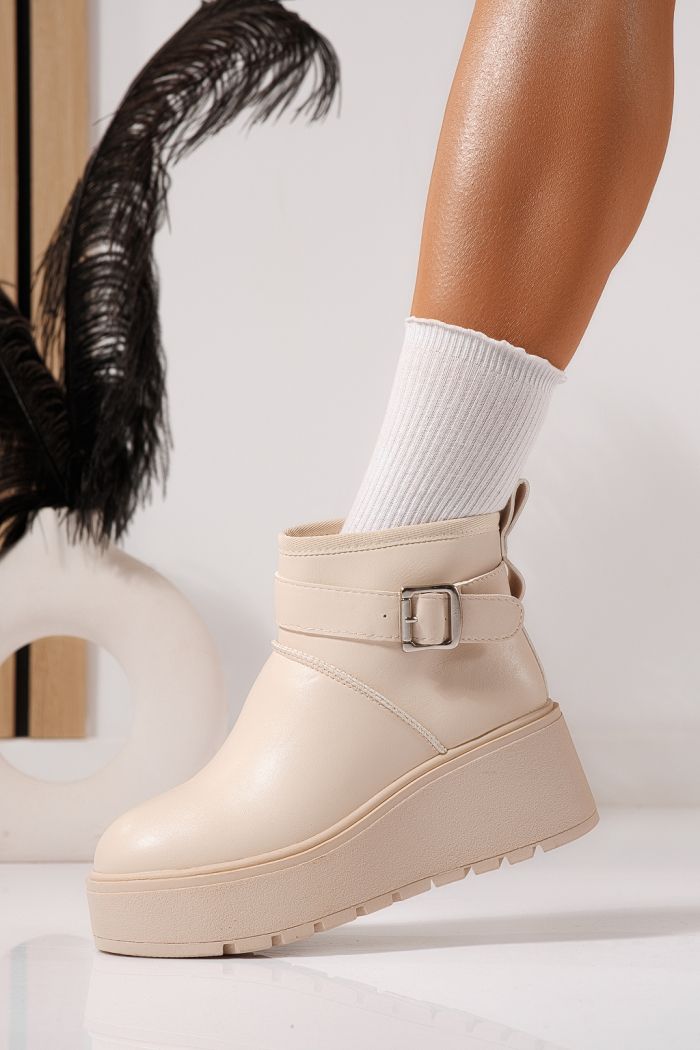 Női szőrmével bélelt csizma bézs öko bőrből készült June #23085