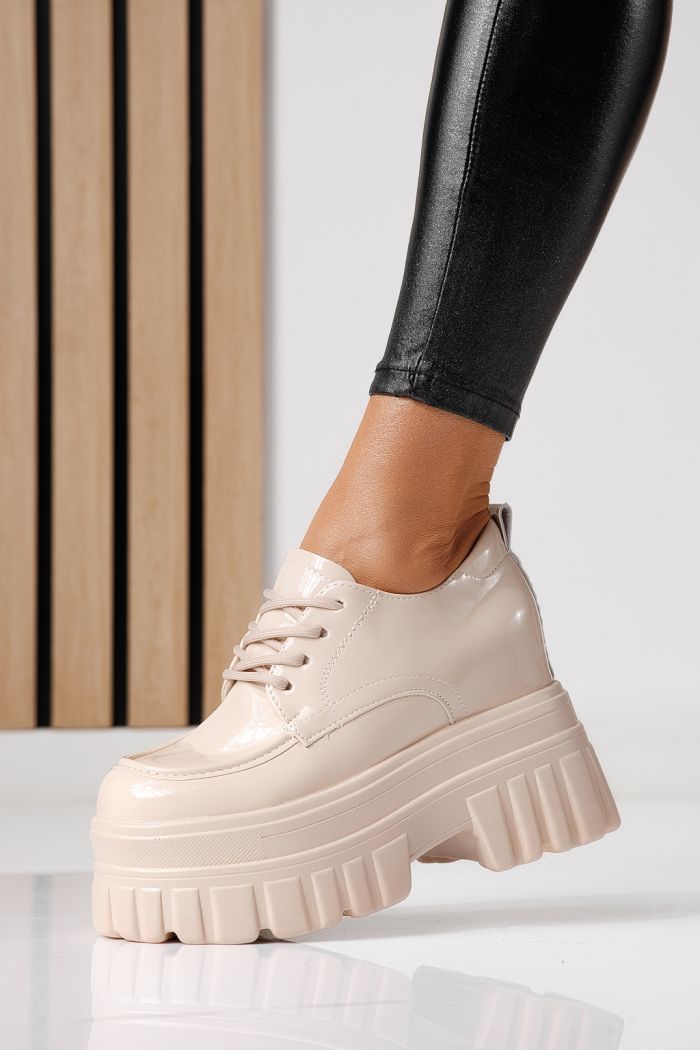 Női alkalmi cipők bézs lakkbőrből készült Larisa #24067