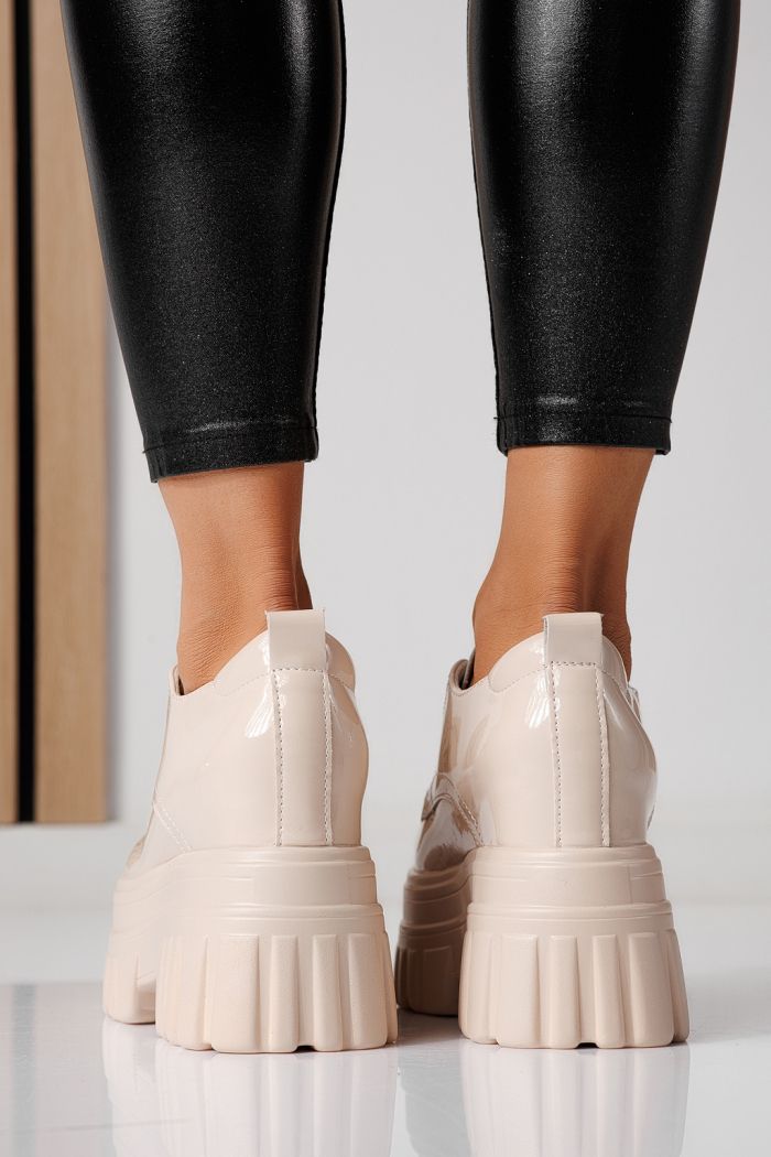 Női alkalmi cipők bézs lakkbőrből készült Larisa #24067