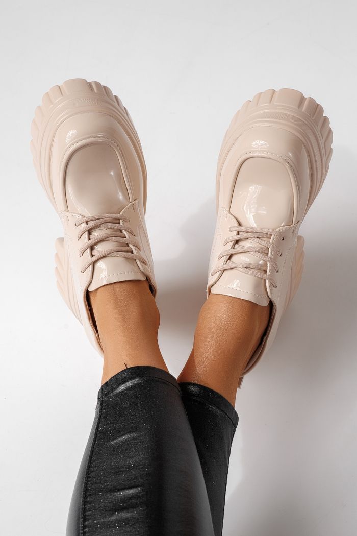 Női alkalmi cipők bézs lakkbőrből készült Larisa #24067