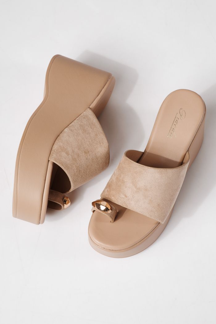 Női platform papucsok bézs öko velúrból készült Giulia #24972