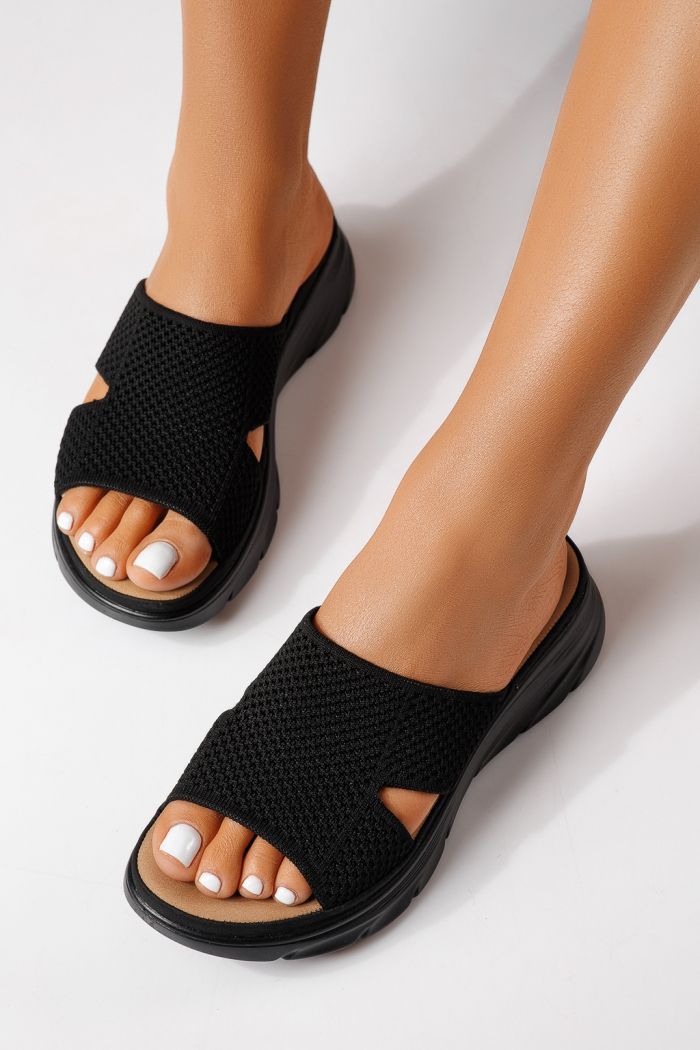 Női papucsok fekete textil anyagból készült Iria #25030