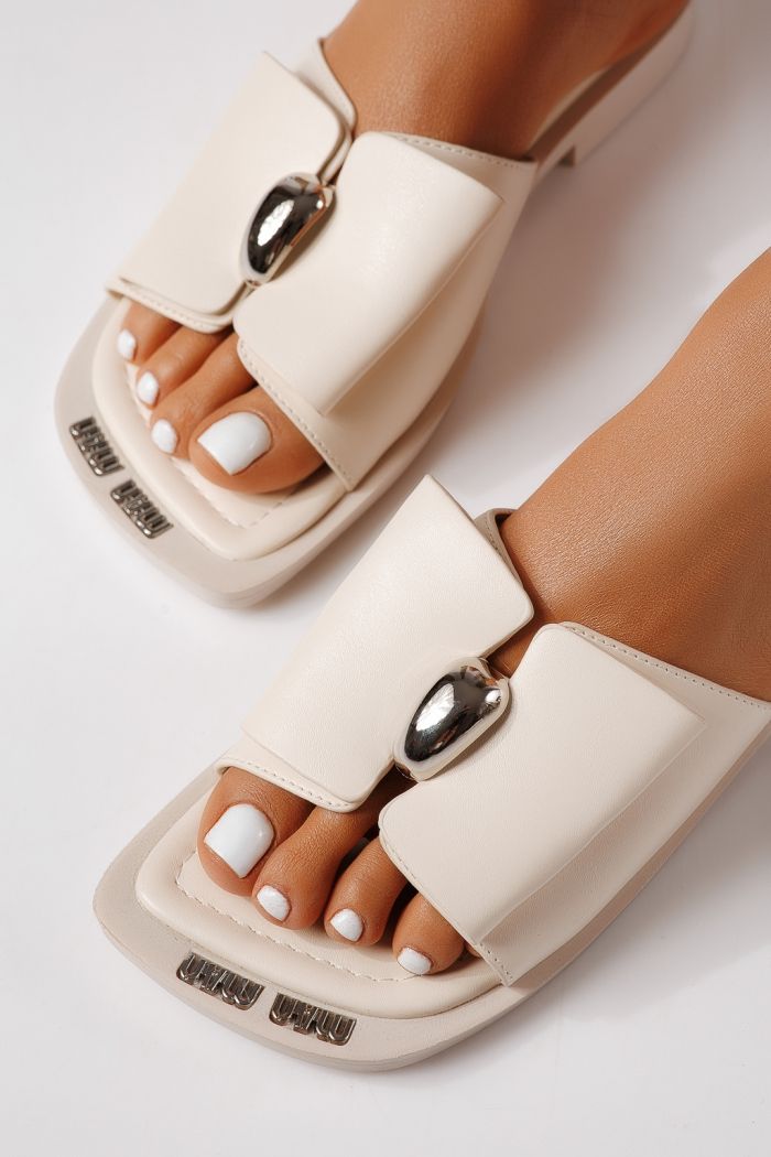 Női alacsony sarkú szandálok bézs öko bőrből készült Amaris #25167