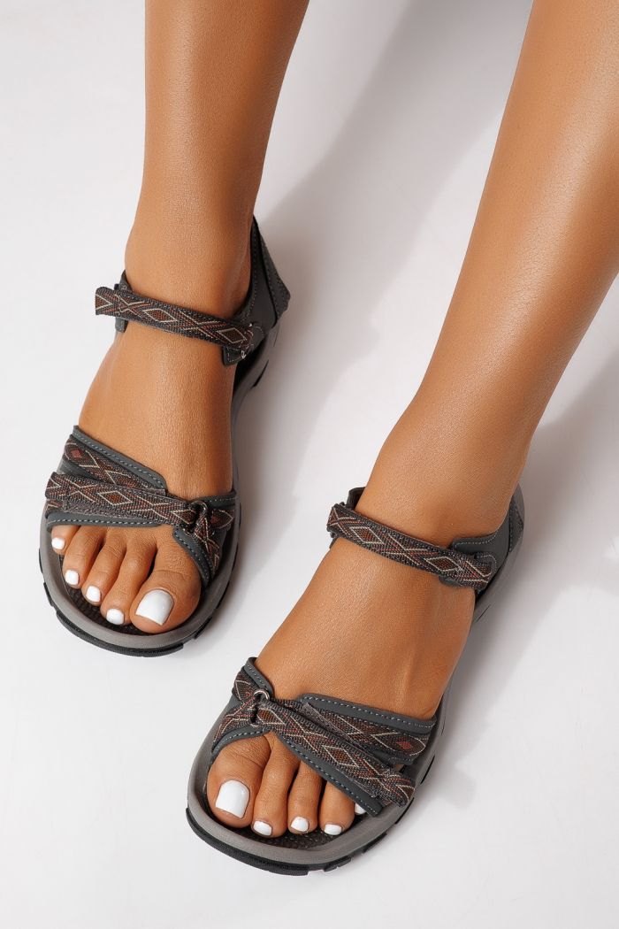 Női alacsony sarkú szandálok szürke textil anyagból készült Kaida #25141