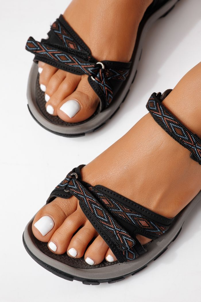 Női alacsony sarkú szandálok fekete textil anyagból készült Kaida #25143