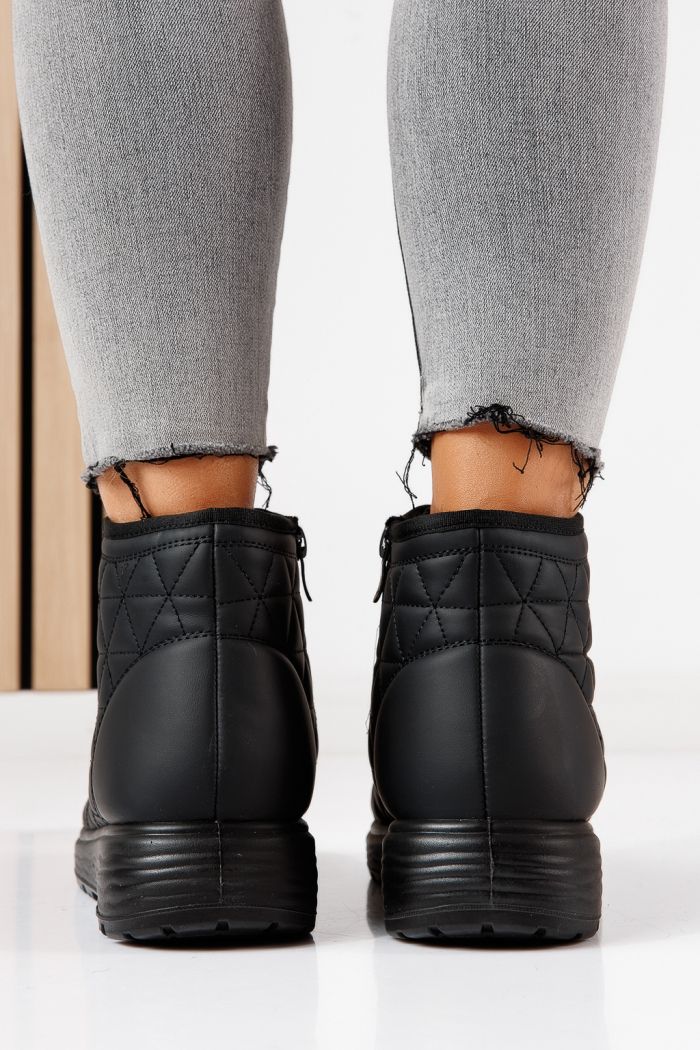 Női szőrmével bélelt csizma fekete öko bőrből készült Calista #30408