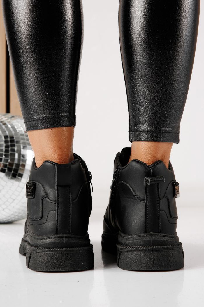 Női szőrmével bélelt csizma fekete öko bőrből készült Liv #30554