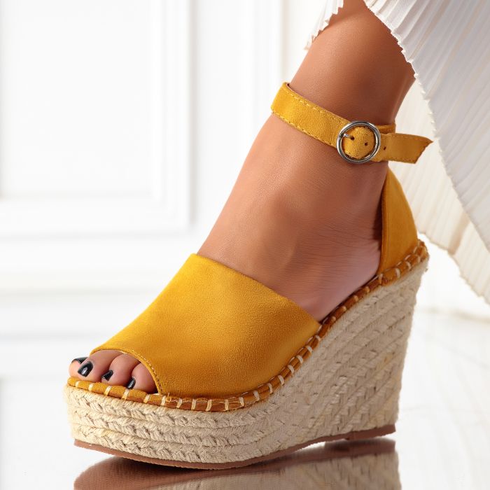 Дамски сандали на платформа Alecsa жълт #11306
